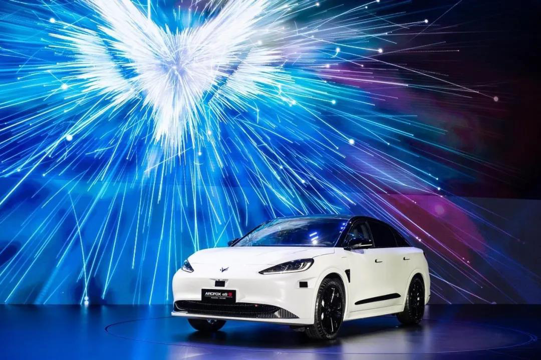 联手华为!北汽新能源推出豪华智能轿车