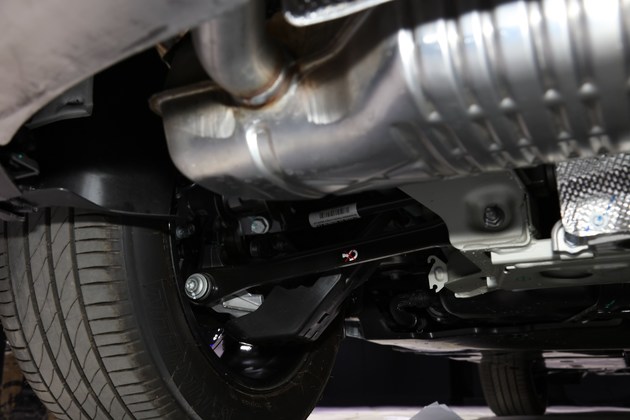 实拍新款标致4008 phev 车系唯一四驱系统 后独立悬挂-新浪汽车