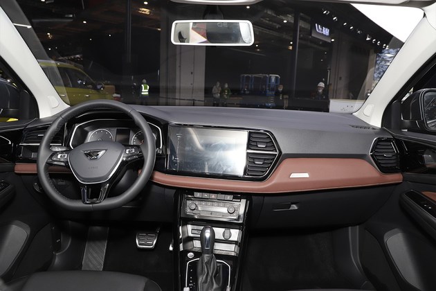 捷达vs5的内饰设计更有的大众汽车的一贯风格.