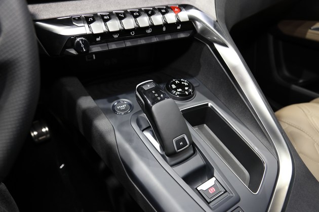 实拍新款标致5008好看个性又实用的7座suv