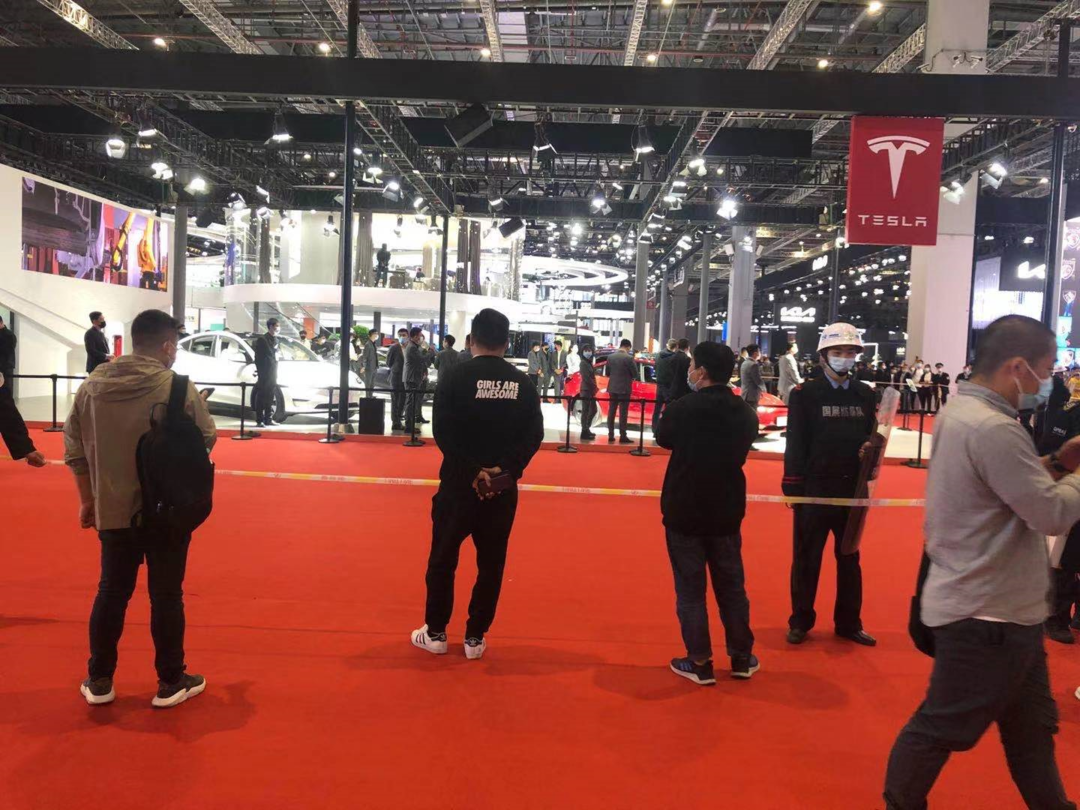 刹车失灵上海车展维权女车主大闹特斯拉展台