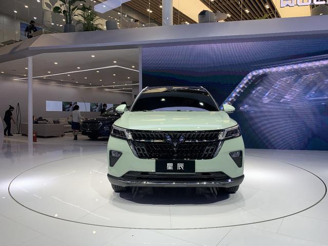 轴距2750mm,挂五菱银标,五菱星辰亮相上海车展