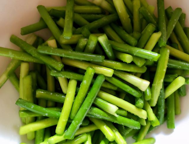 奶奶用了30年的腌蒜苔配方做一次吃一个月脆爽开胃特解馋