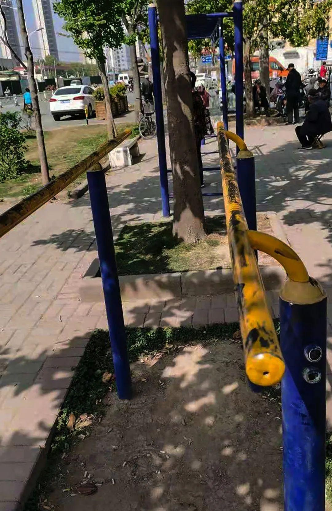 楚岳山庄门口小广场记者赶到了现场——谁干的?究竟是怎么一回事?