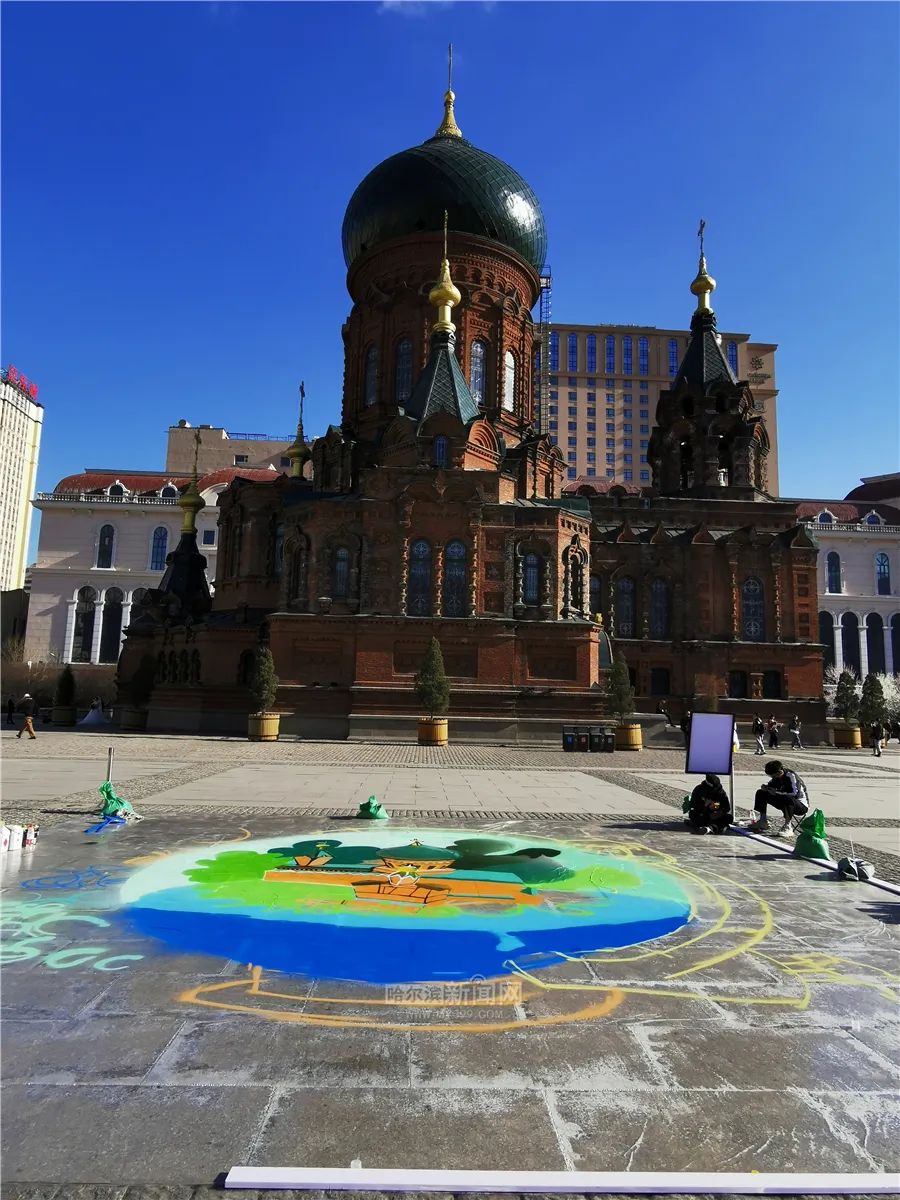 俩小青年在哈尔滨建筑艺术广场上就地涂鸦原来看过的都要点个赞