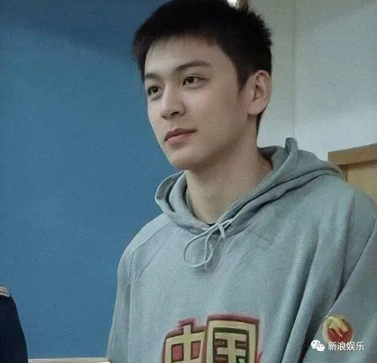 年轻时的杨鸣,也曾是小鲜肉一枚.1985年出生的杨鸣,今年已经年近40.