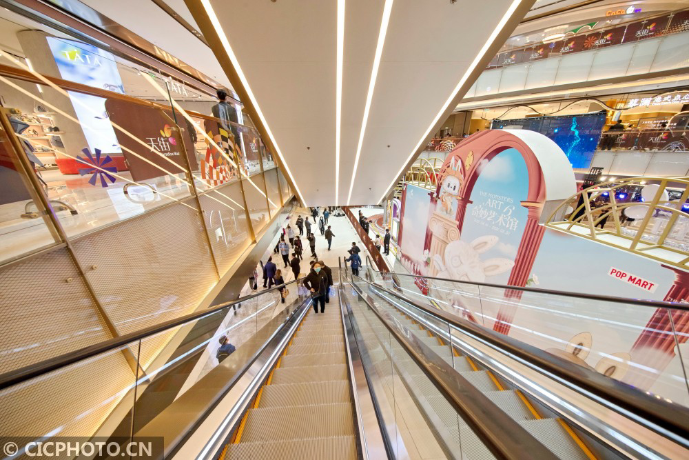 cicphoto/刘宪国 摄↑2021年4月17日拍摄的北京丽泽天街购物中心外景.