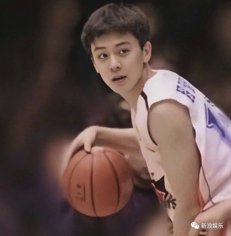 年轻时的杨鸣,也曾是小鲜肉一枚.1985年出生的杨鸣,今年已经年近40.