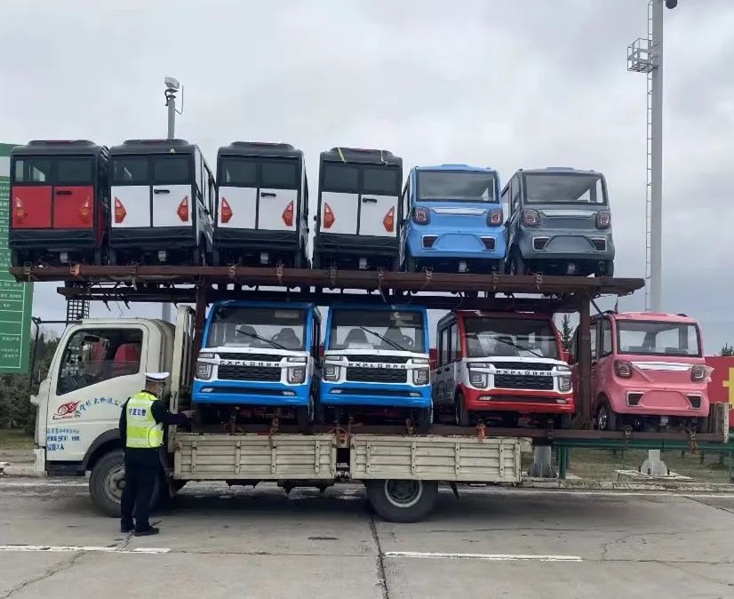 惊险两小伙艺高人胆大驾驶轻型货车叠罗汉超长超高超宽