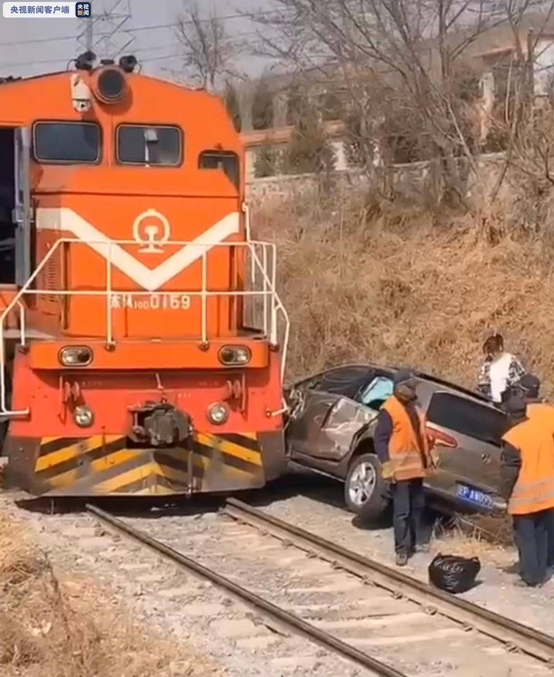 辽宁葫芦岛一火车与私家车相撞 事故造成一人受伤|葫芦岛市|铁路_新浪