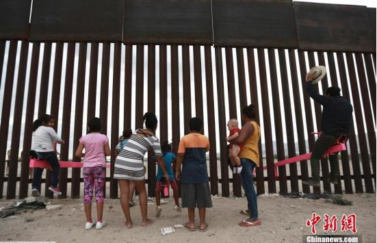 【法治热点早知道】男子涉嫌牵涉一年轻女孩和一对老人3条人命，被悬赏5万元通缉！知情人透露意外情况……休闲区蓝鸢梦想 - Www.slyday.coM