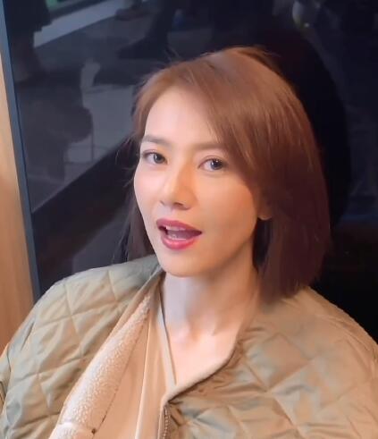 41岁高圆圆近照,双颊凹陷脸色蜡黄,手部苍老,不老女神还是老了|高圆圆