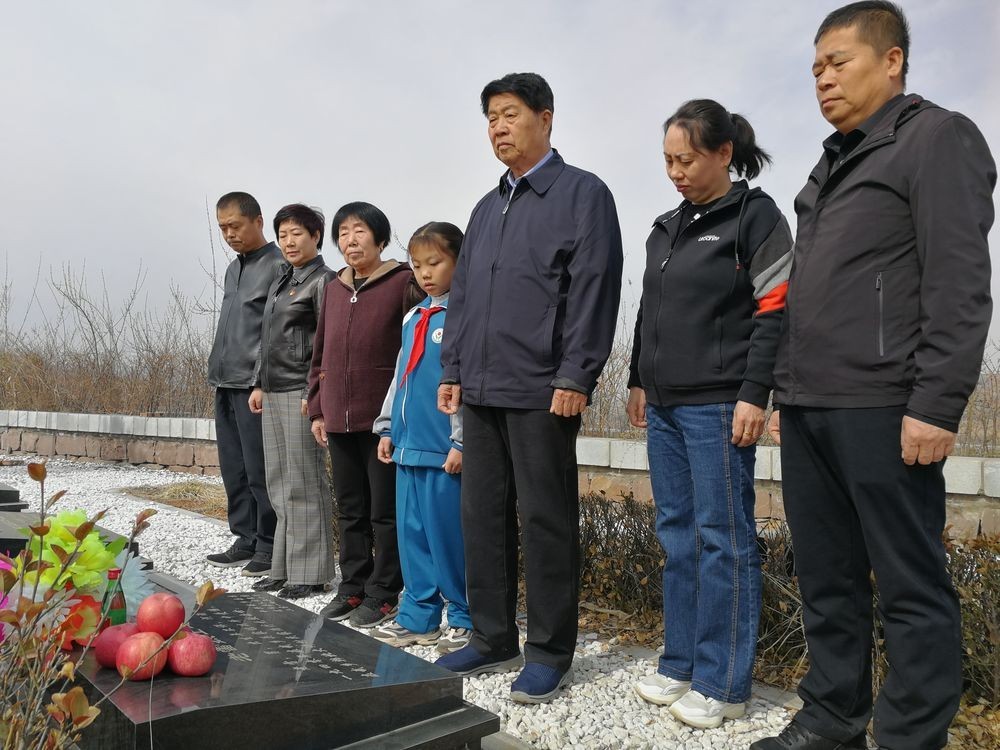 山西武乡县梁家五代人坚持80年为八路军烈士扫墓