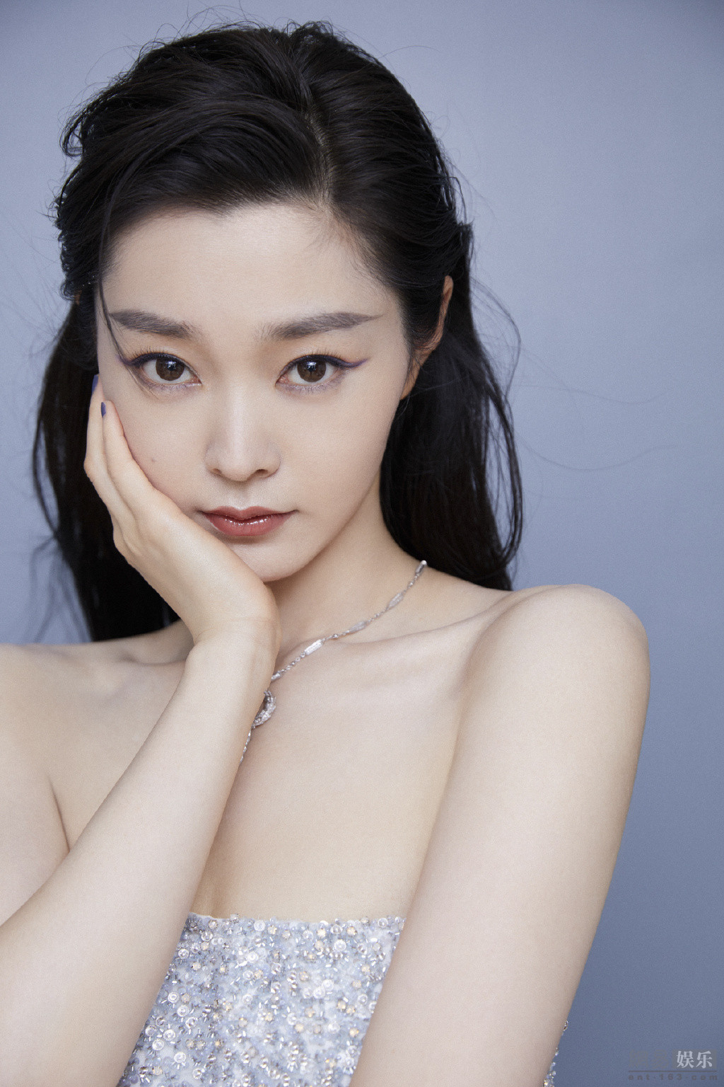 宋轶穿亮钻云团裙仙气十足 低头捧脸气质温柔