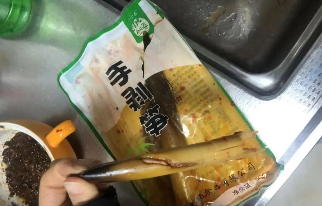 我市女子食用这种零食时吃出虫子商家和厂家竟这样回复