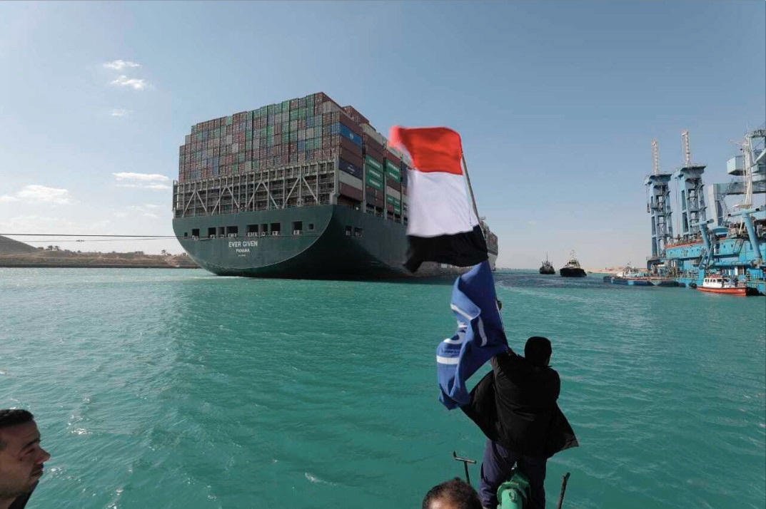 3月29日,"长赐"号脱困,兴奋的埃及民众挥舞旗帜庆祝.