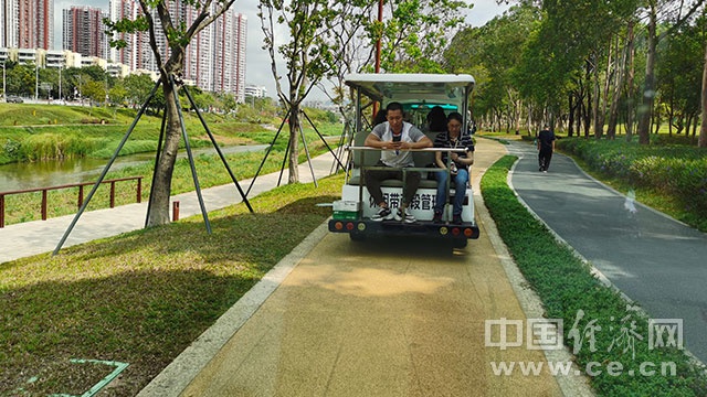 大沙河廊道一侧的骑行道和漫步道。经济日报-中国经济网记者 魏敏/摄