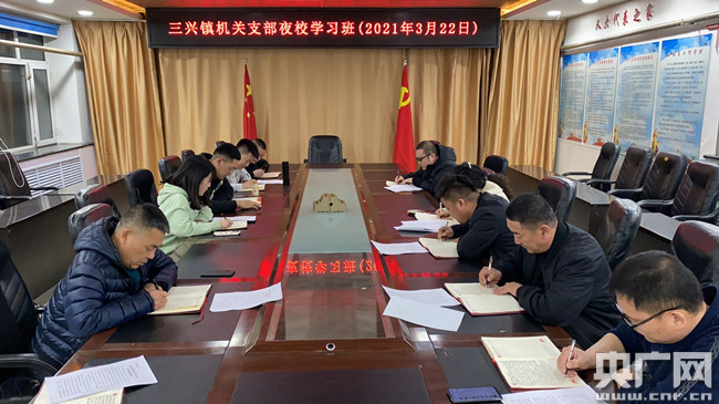 依安县三兴镇开设夜校学习党史.依安县委宣传部 供图