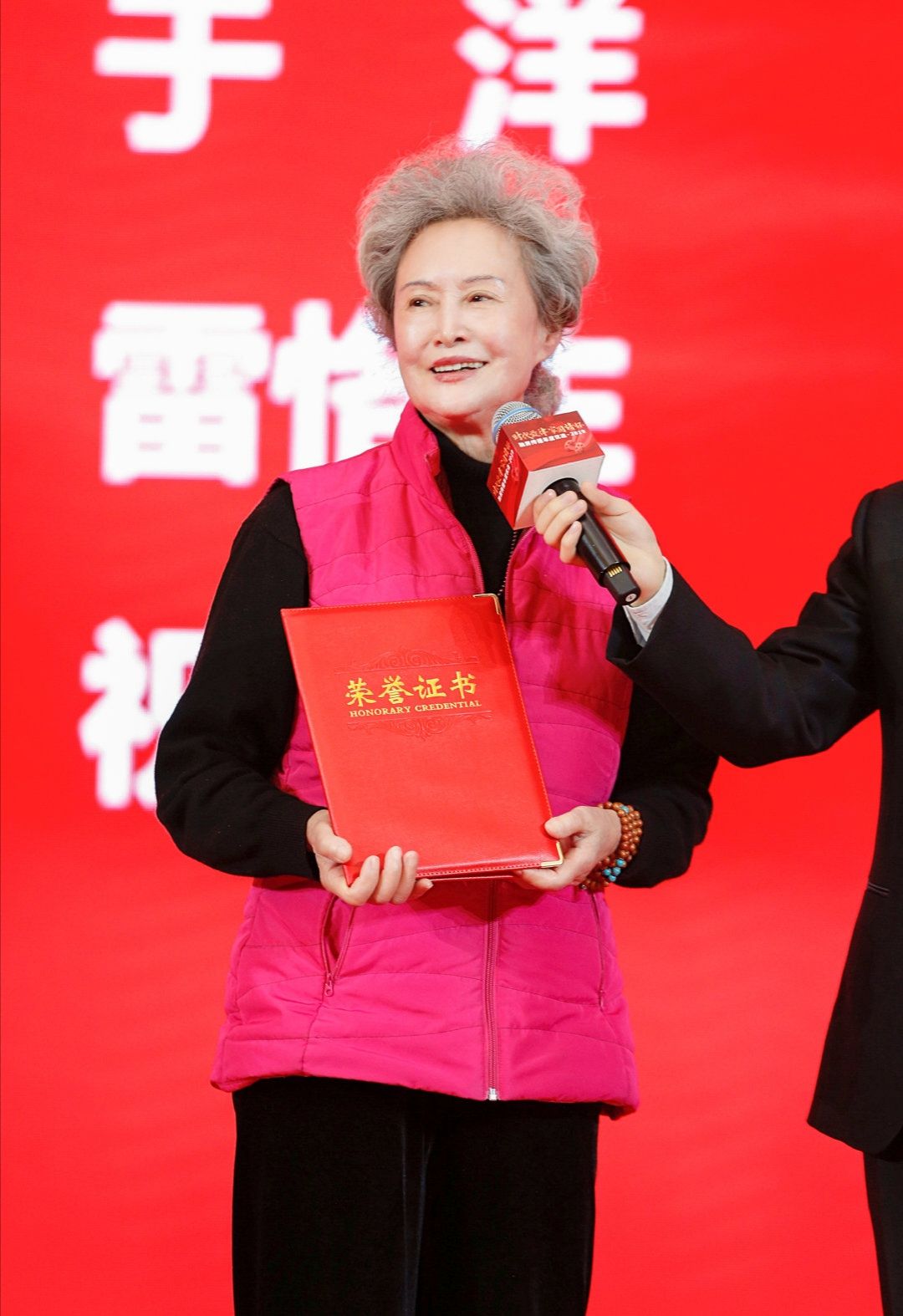 高放穿着一件黄色的开衫,里面配个黑色的打底其实还