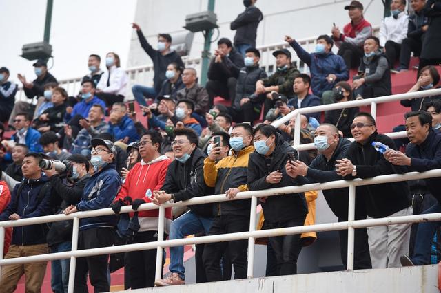 邵佳一向白纸坊樱桃园队队友举手示意