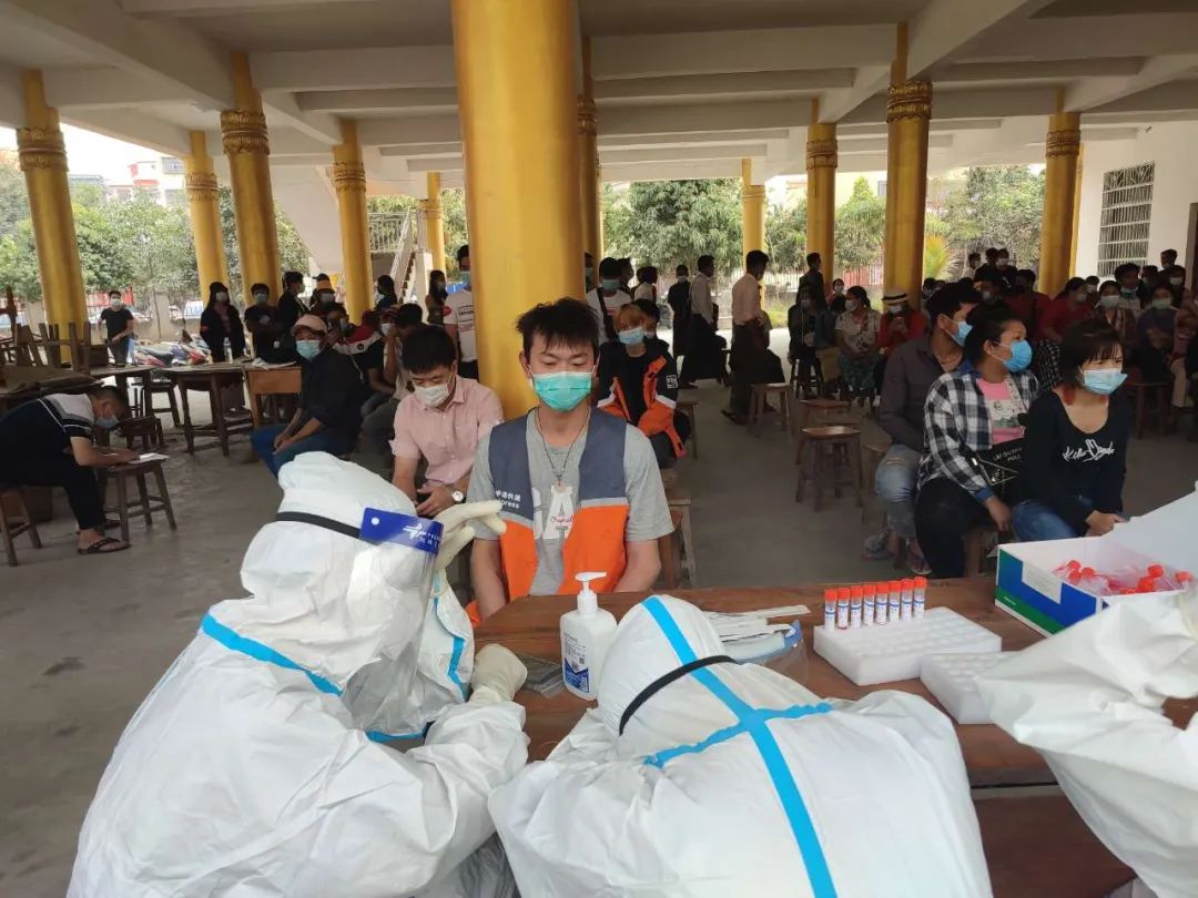 云南瑞丽再次突发疫情快递小哥全员紧急核酸检测