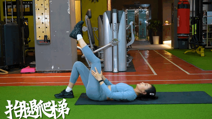 动作2 /抬腿爬梯要点:俯卧四足支撑在垫子上,双臂和大腿垂直于垫子,微