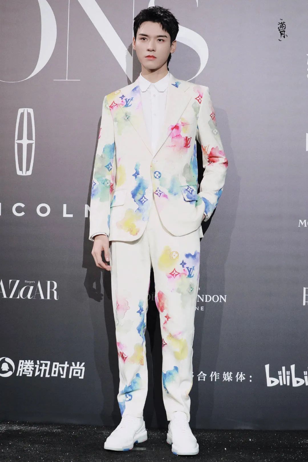 嗱,个个都例牌老西,其实都有啲dry嘅,所以当晚都有唔少搞新花臣嘅男