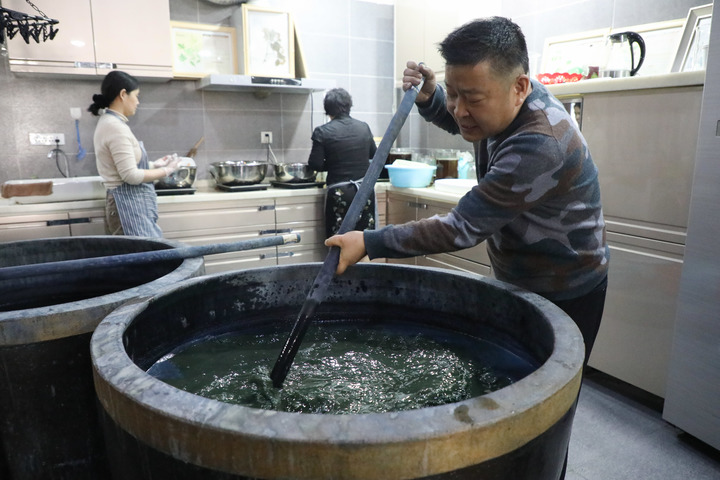 听非遗讲故事|染缬技艺:用"喝"酒大染缸调出天然好色彩