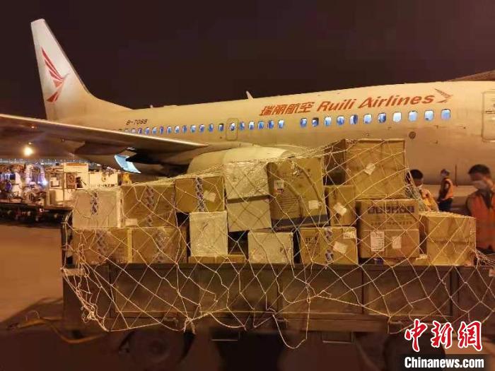 瑞丽航空向瑞丽运输逾一千公斤防疫物资