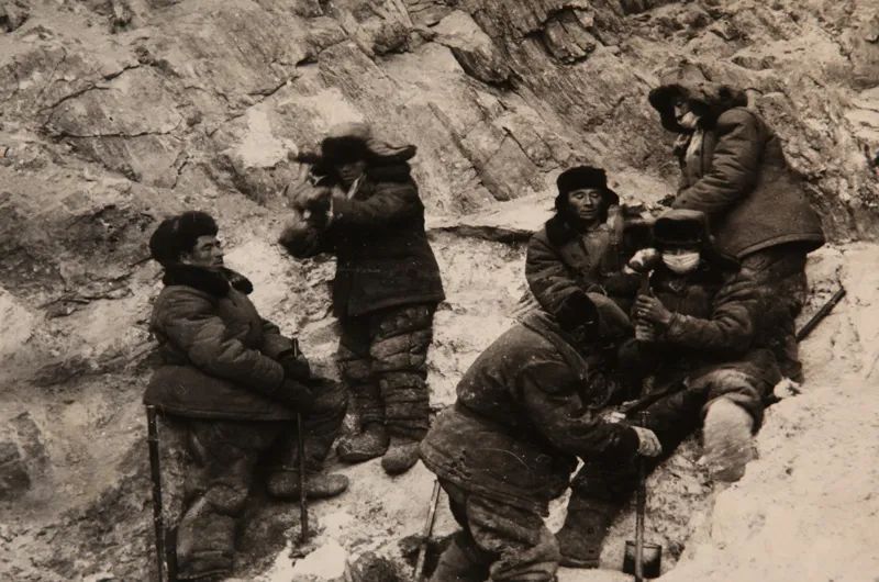 上世纪六七十年代,可可托海矿工在露天开采.资料图片