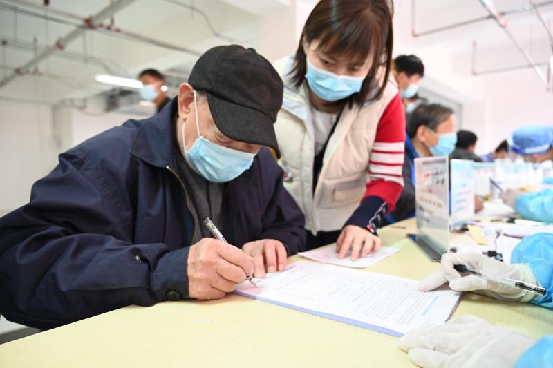 石景山郎园park疫苗接种点为60岁及以上居民开通绿色通道