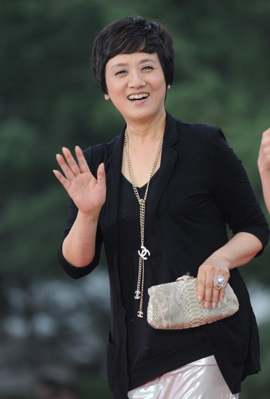 邓婕短发真精神西装配缎面裙大气不失精致是贵妇无疑了