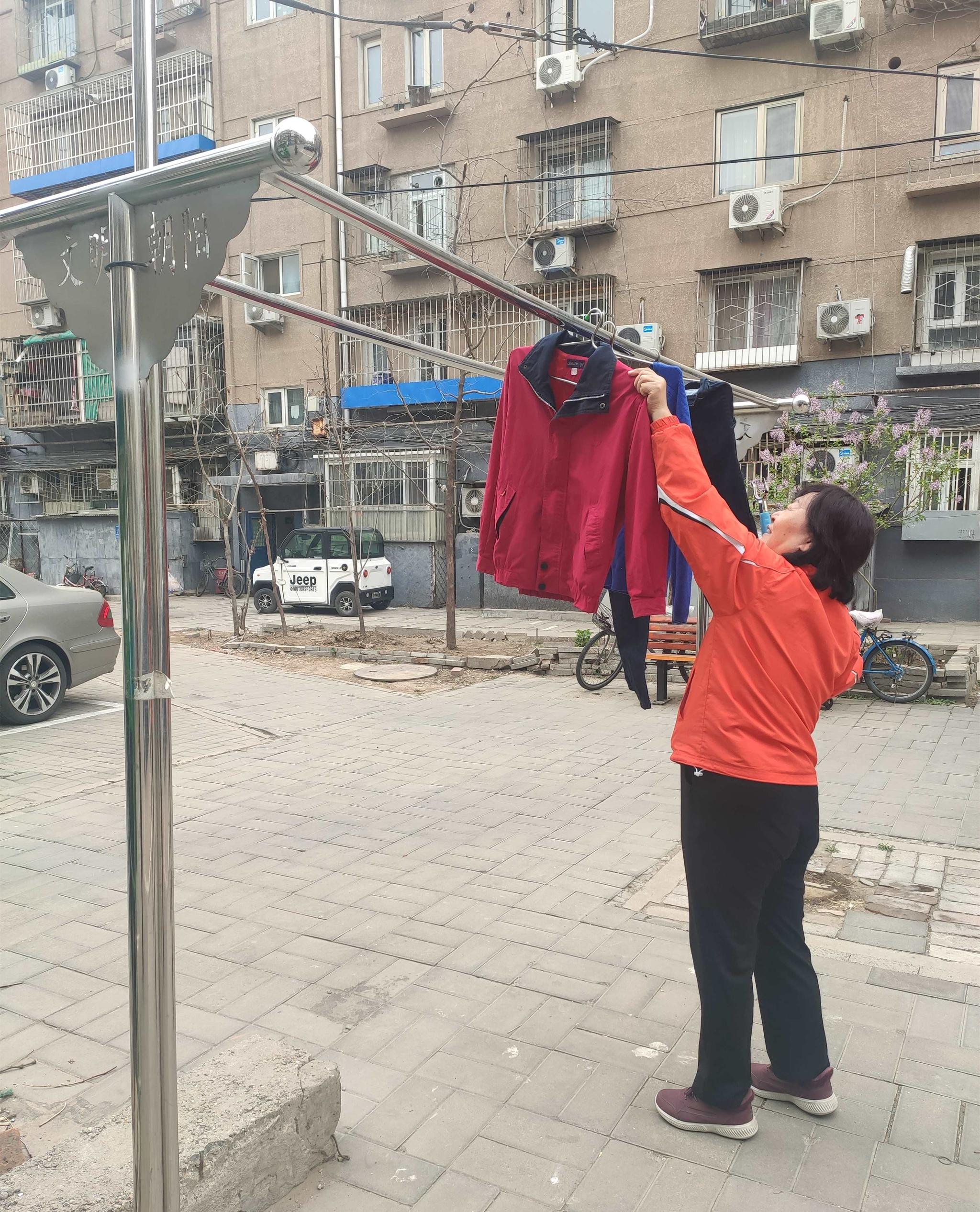 在征求居民意见时,如果有人对安装地点不满意,社区就会及时进行调整.