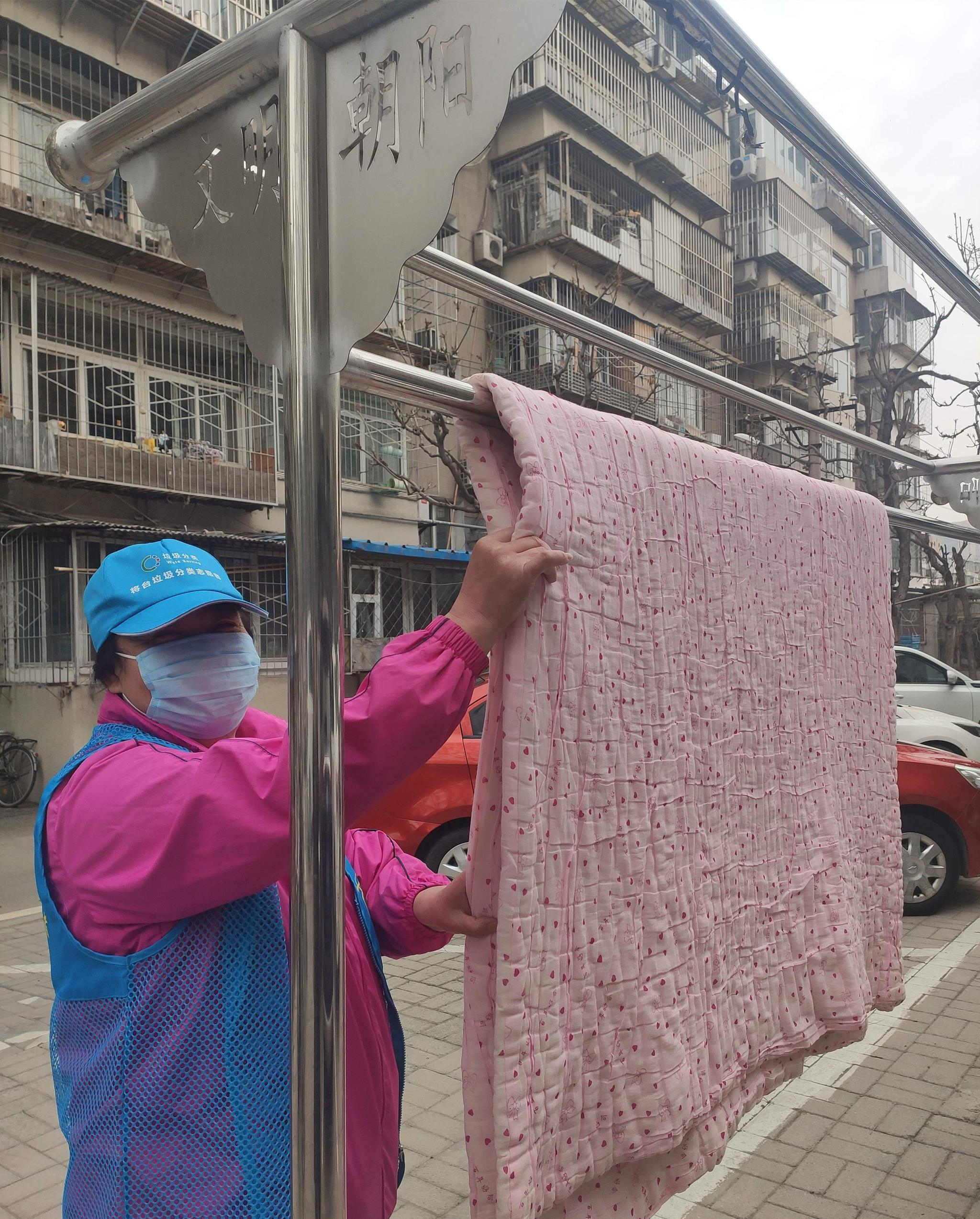 遭劝离被投诉小区里晒被子也成烦心事您怎么看