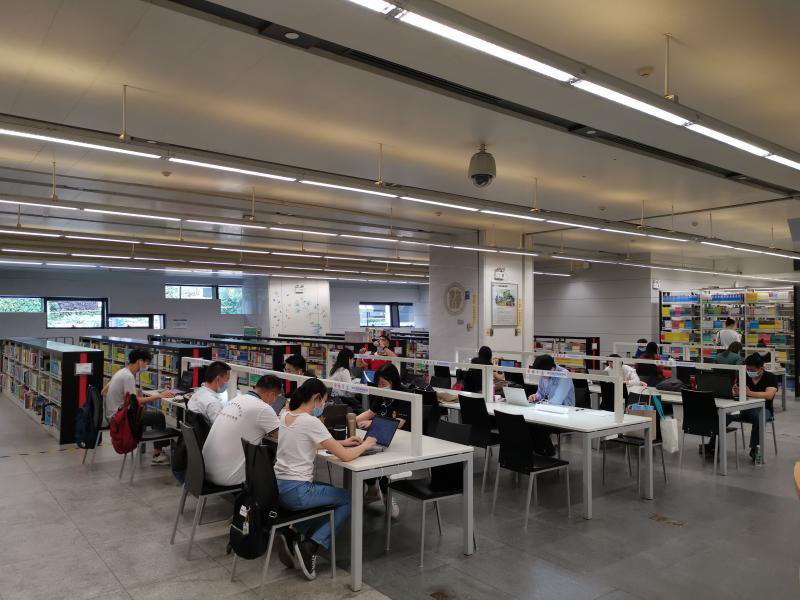 读者正在广图里阅读市民可以通过广州图书馆官网http://www.gzlib.