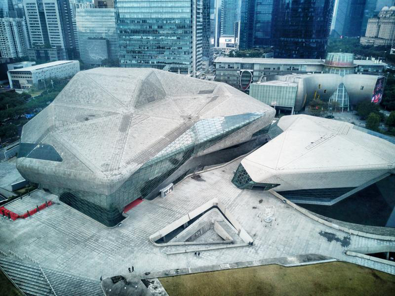 不少群众纷纷来到广州大剧院悼念这位伟大的建筑设计师,瞻仰大师遗留