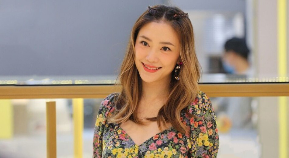 应采儿二胎后复工穿花裙身形苗条皮肤紧致这状态小姑娘比不了