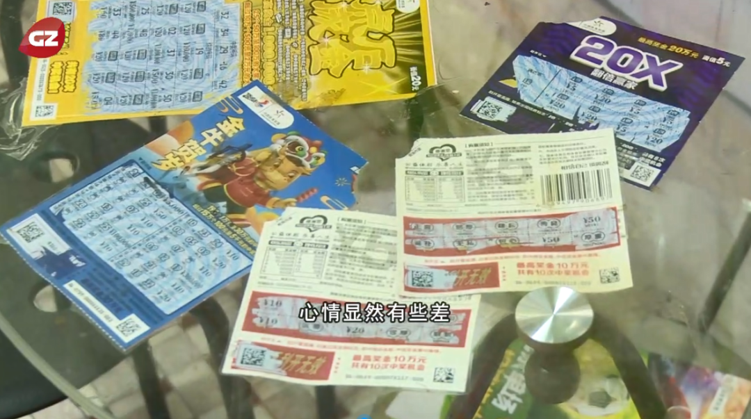 男子买彩票没中奖，怒砸彩票站，还对店主拳打脚踢休闲区蓝鸢梦想 - Www.slyday.coM