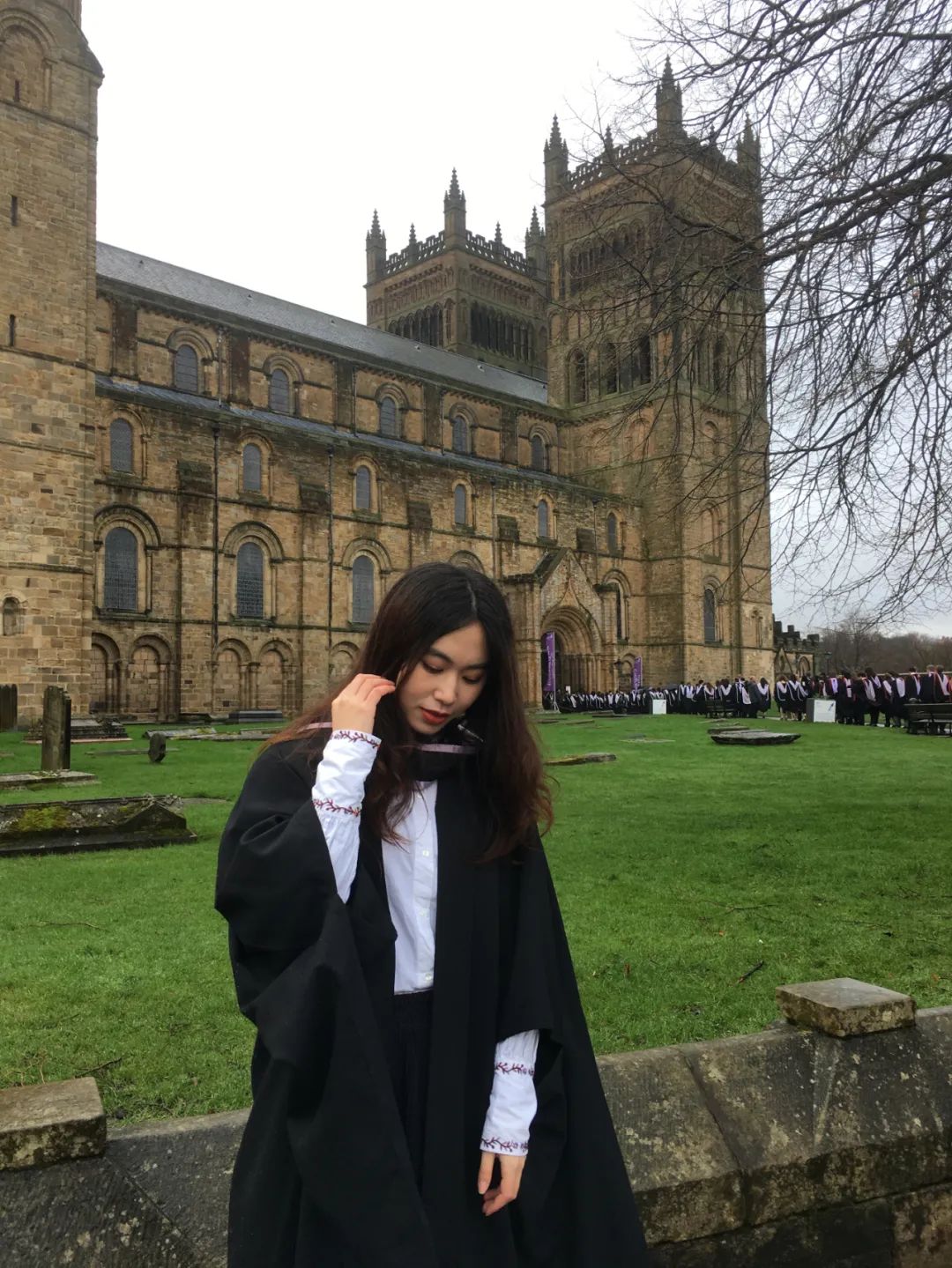 "我读的是杜伦大学的黑袍学院,真的就像《哈利波特》所描绘,会穿