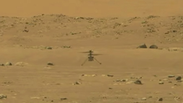 美国航天局“机智”号无人直升机19日成功完成火星上的首次飞行。人民视觉图