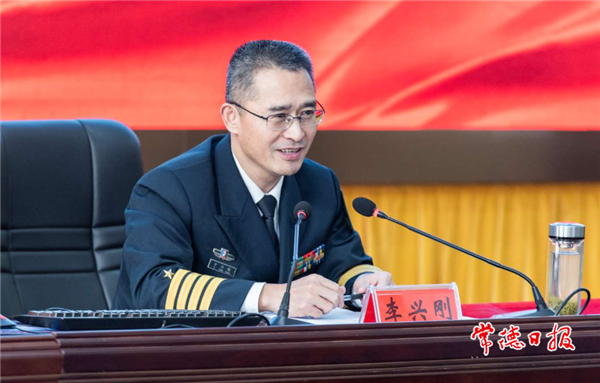 市委常委,常德军分区司令员李兴刚授课.