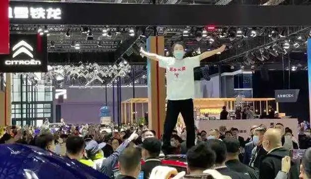 警方通报：爬上展车女子被行拘5日，特斯拉深夜再回应：对不合理诉求不妥协休闲区蓝鸢梦想 - Www.slyday.coM