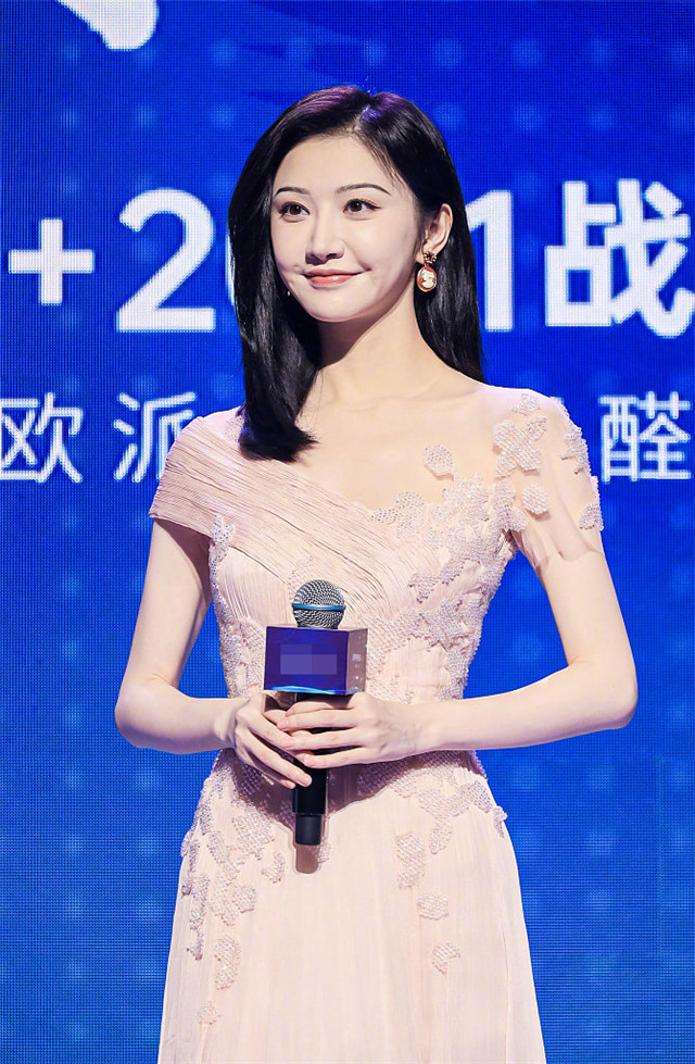 "司藤"景甜穿樱花粉裙参加活动,笑容甜美显气质