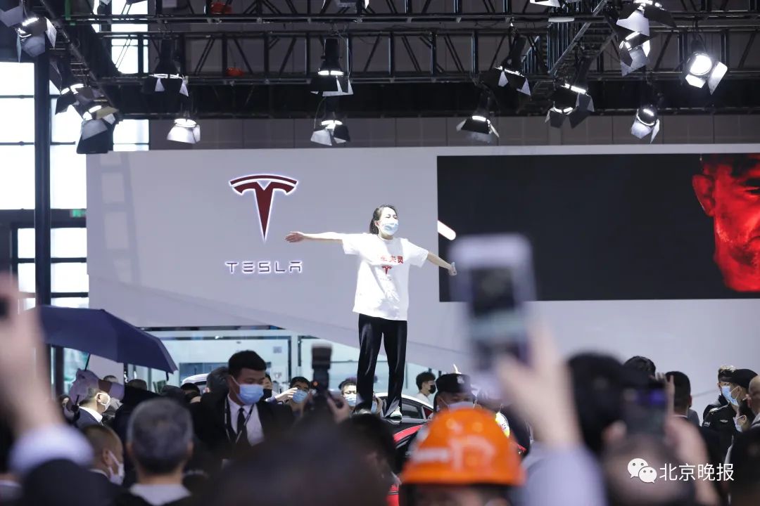 上海车展爬特斯拉车顶女子被行拘五日休闲区蓝鸢梦想 - Www.slyday.coM