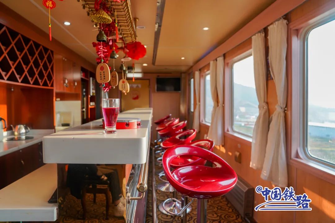 家庭套房酒吧双层卧铺火车刷爆朋友圈