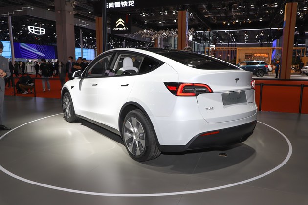 外观设计与新款特斯拉model 3非常近似,不过车身镀铬饰条换成了熏黑饰