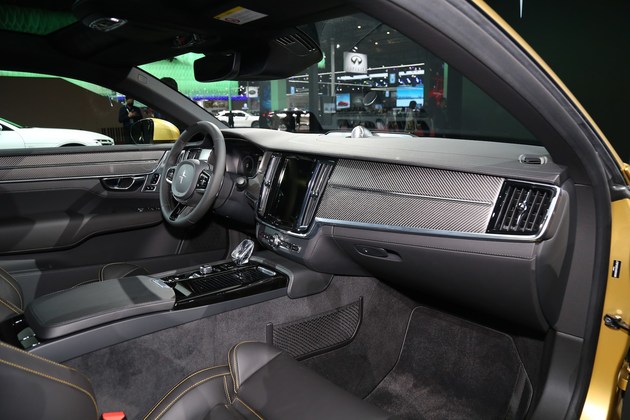 和谐,全车安全带都采用了瑞典金的设计,是整台车内饰画龙点睛的一笔