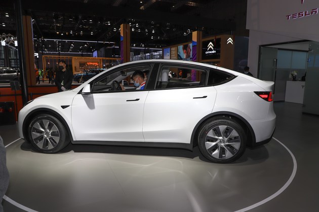 外观设计与新款特斯拉model 3非常近似,不过车身镀铬饰条换成了熏黑饰