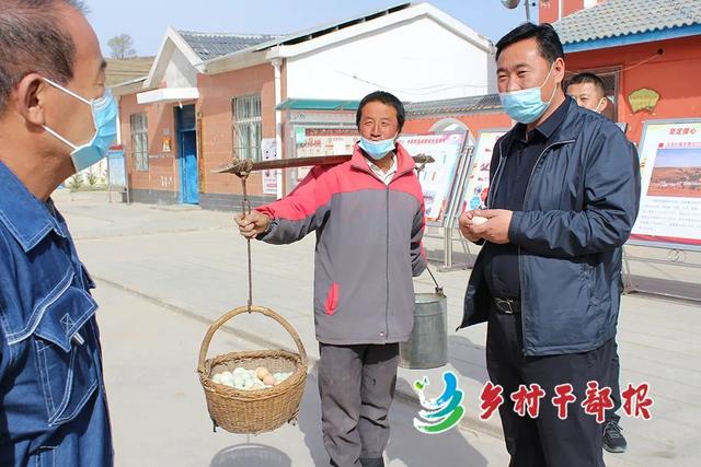 马绍瑞和养殖户交流西吉县是宁夏最后一个脱贫摘帽的县,偏城乡作为