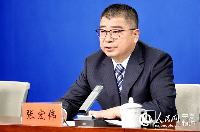 自治区人社厅党组成员,副厅长张宏伟介绍相关情况.人民网 高嘉蔚摄